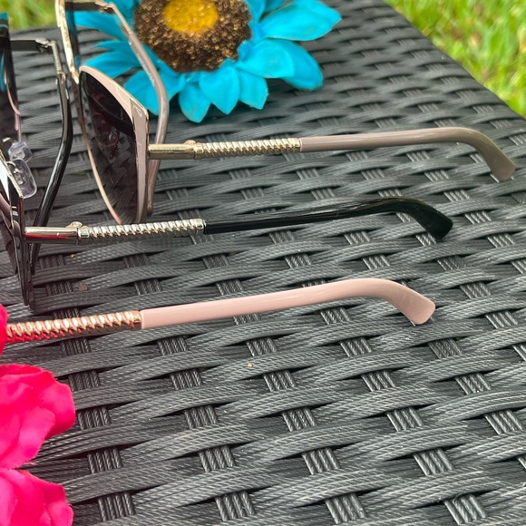 Black and white frame with smokey black lens - Picture 3 of 3